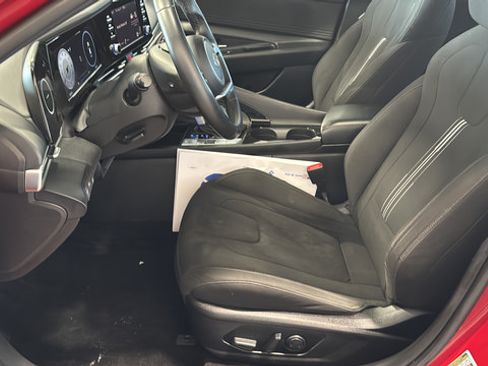 Used 2022 Hyundai Elantra SEL w/ Convenience + Premium Package FWD image 9