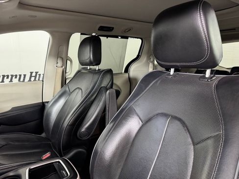 Used 2018 Chrysler Pacifica Limited FWD image 10