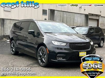 New 2026 Chrysler Pacifica Select w/ S Appearance Package