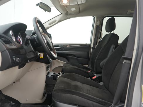 Used 2018 Dodge Grand Caravan SE w/ Rear Park Assist Package image 24