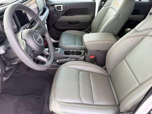 Used 2025 Jeep Gladiator Mojave w/ Safety Group AWD/4WD image 5