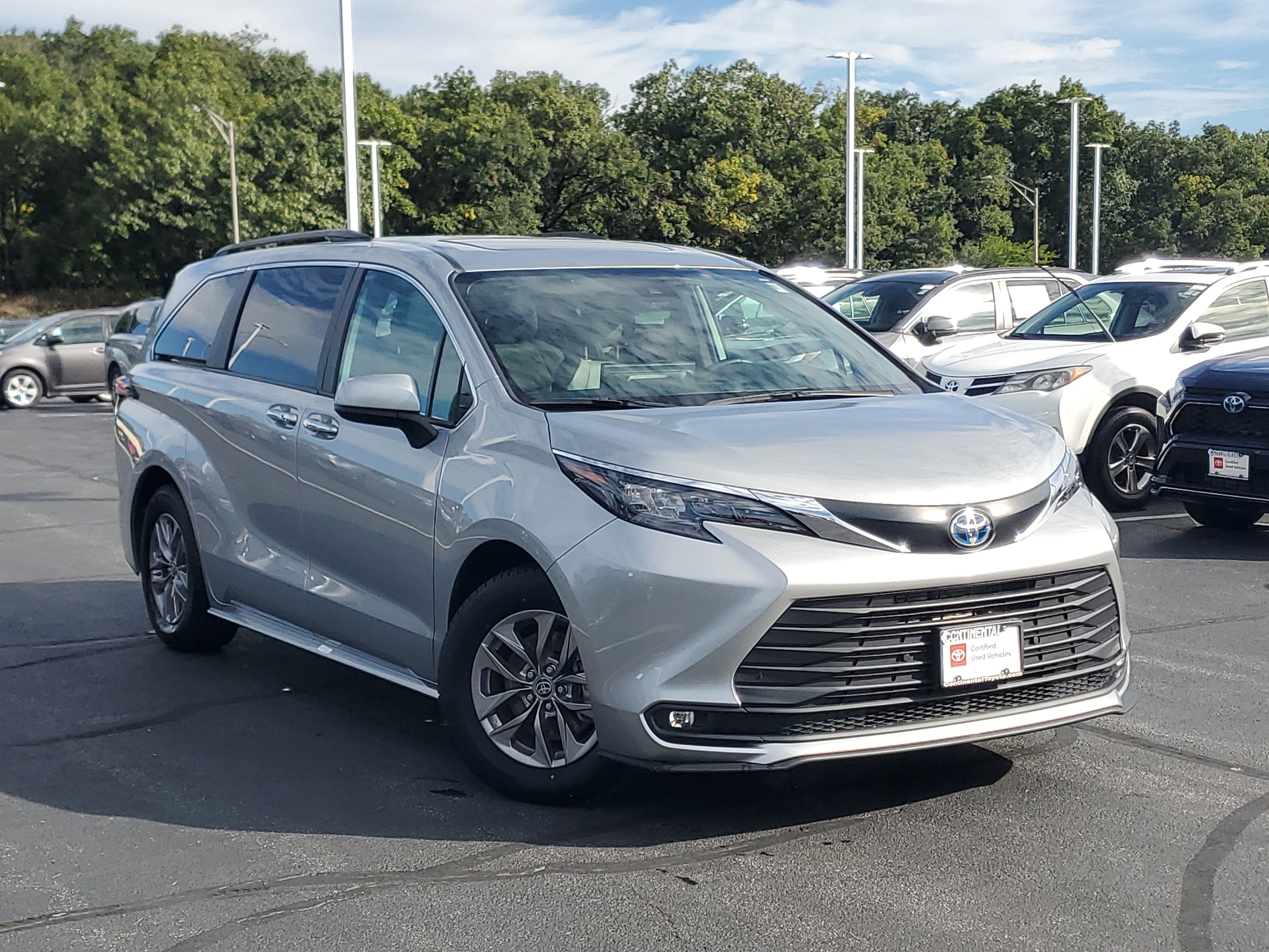 Certified 2025 Toyota Sienna XLE FWD image 36