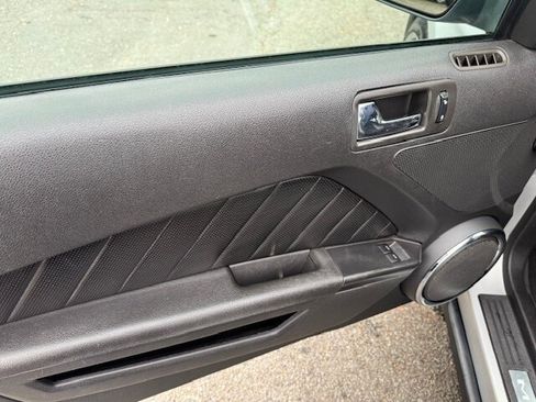 Used 2010 Ford Mustang GT Premium image 7