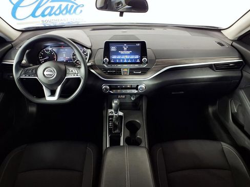 Used 2025 Nissan Altima 2.5 SV FWD image 15