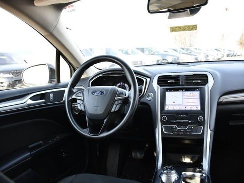 Used 2019 Ford Fusion SE image 16