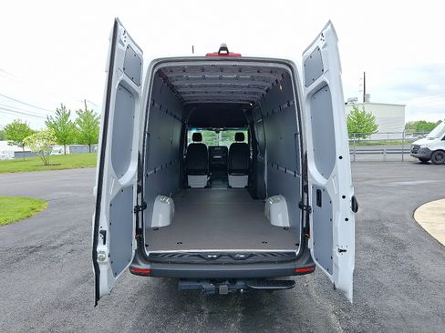 Used 2024 Mercedes-Benz Sprinter 2500 image 8