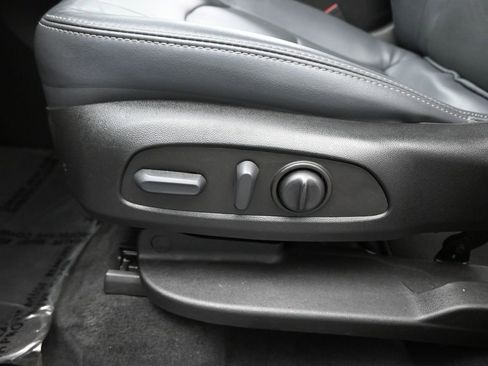 Used 2022 Buick Enclave Essence image 11