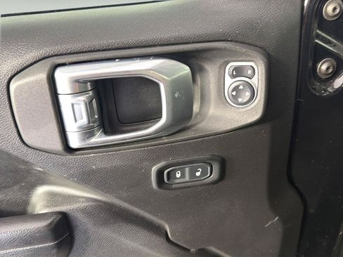 Used 2021 Jeep Wrangler Unlimited Rubicon w/ LED Lighting Group AWD/4WD image 9