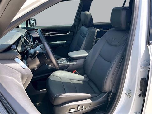 Used 2025 Cadillac XT6 Premium Luxury FWD image 8