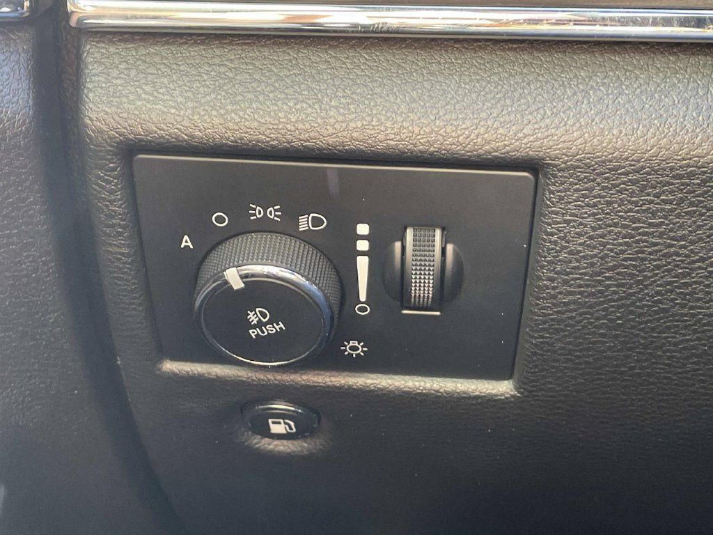 Used 2020 Jeep Grand Cherokee Limited AWD/4WD image 21
