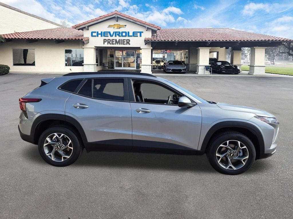 Used 2025 Chevrolet Trax LT FWD image 9