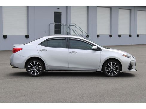 Used 2018 Toyota Corolla SE FWD image 4