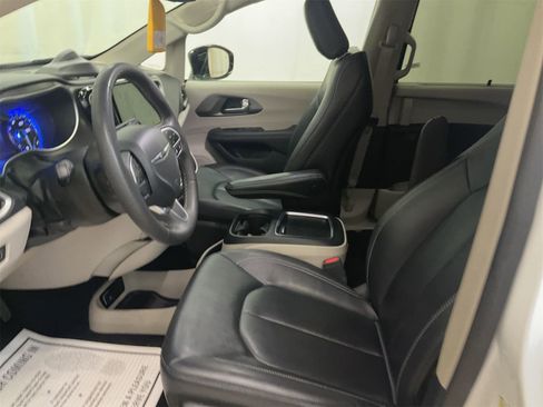 Used 2024 Chrysler Pacifica Touring-L image 7