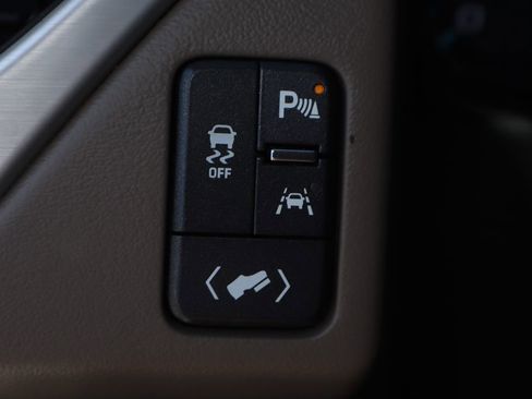Used 2018 GMC Yukon SLT w/ Open Road Package RWD image 27