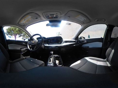 Used 2025 Chevrolet Trax LT FWD image 42