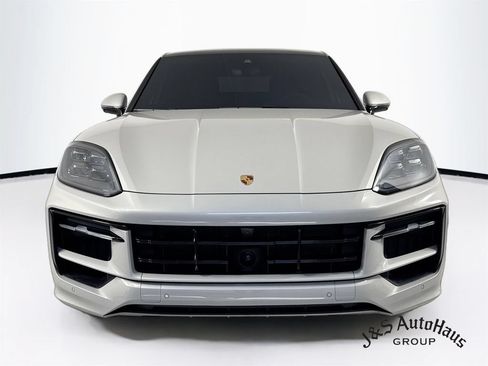 Used 2025 Porsche Cayenne GTS AWD/4WD image 2
