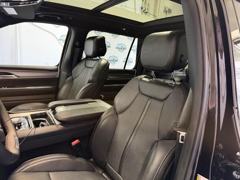 Used 2024 Jeep Wagoneer L Series II AWD/4WD image 17