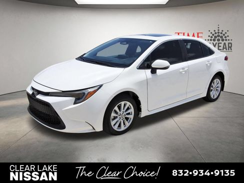 Used 2024 Toyota Corolla XLE FWD image 3