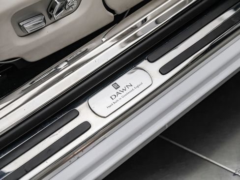 Used 2017 Rolls-Royce Dawn RWD image 61