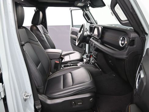 Used 2024 Jeep Wrangler Sahara image 18