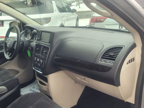 Used 2018 Dodge Grand Caravan SE w/ UConnect Hands-Free Group image 23
