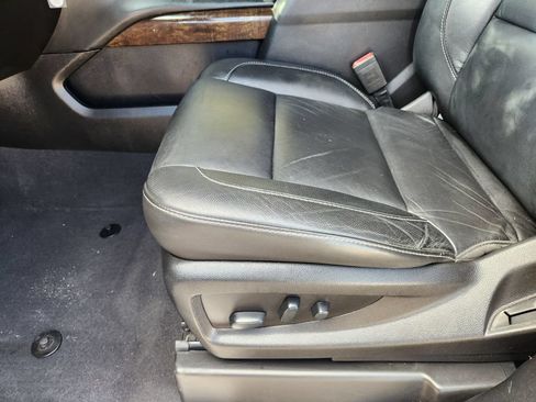 Used 2019 Chevrolet Suburban LT RWD image 16