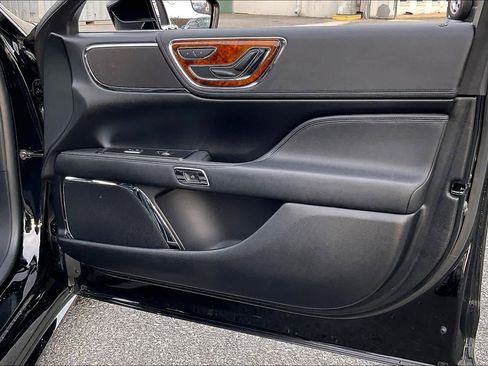 Used 2017 Lincoln Continental Premiere image 23