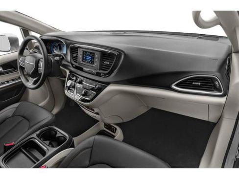 Used 2018 Chrysler Pacifica Touring-L Plus FWD image 13
