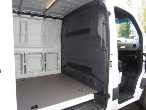 Used 2025 Mercedes-Benz Sprinter 2500 image 18