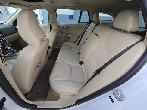 Used 2015 Volvo V60 T5 Premier image 15