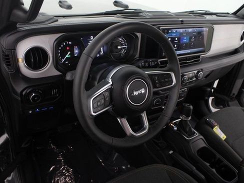 Used 2025 Jeep Wrangler Unlimited Sahara image 8