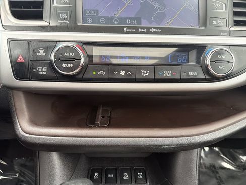 Used 2019 Toyota Highlander Limited Platinum AWD/4WD image 26