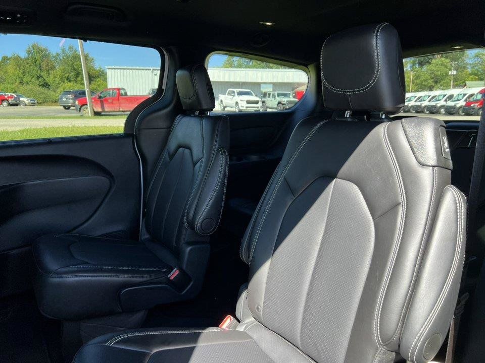Used 2025 Chrysler Pacifica Select AWD/4WD image 4