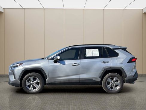 Used 2022 Toyota RAV4 XLE w/ Convenience Package image 2