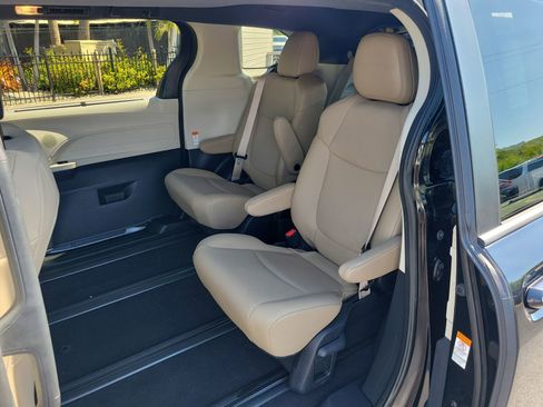 Used 2021 Toyota Sienna XLE image 16