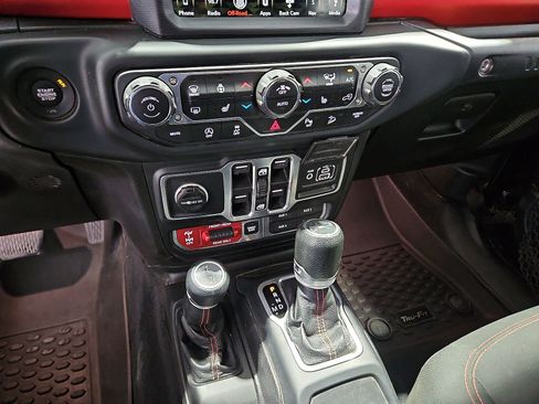 Used 2018 Jeep Wrangler Unlimited Rubicon w/ Dual Top Group AWD/4WD image 22