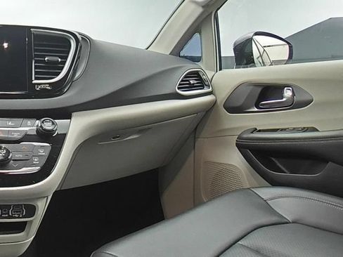 Used 2024 Chrysler Pacifica Touring-L FWD image 25