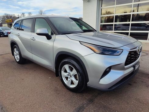 Used 2024 Toyota Highlander LE image 2