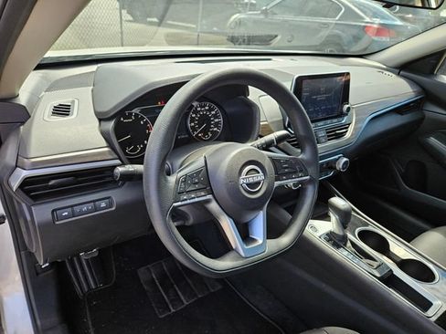 Used 2024 Nissan Altima 2.5 SV FWD image 9