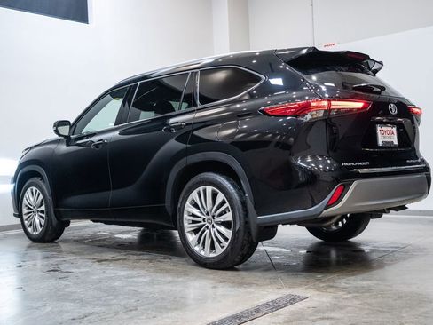 Used 2023 Toyota Highlander Platinum image 7