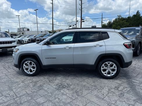 Used 2024 Jeep Compass Latitude AWD/4WD image 4