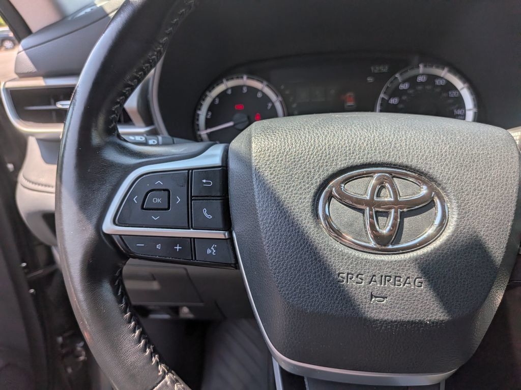 Used 2023 Toyota Highlander LE FWD image 14