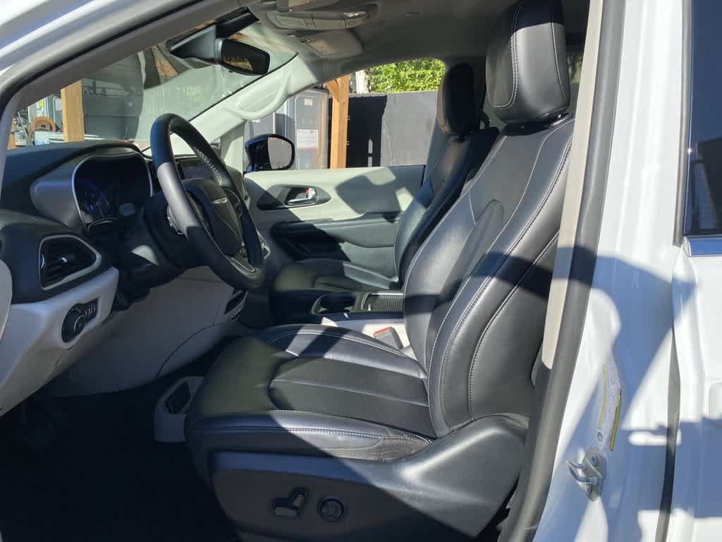 Used 2024 Chrysler Pacifica Touring-L FWD image 12