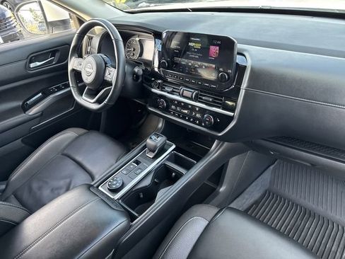 Used 2024 Nissan Pathfinder SL w/ Black Appearance Package image 28