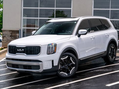 Used 2024 Kia Telluride EX w/ EX Captain's Chair Package FWD image 2