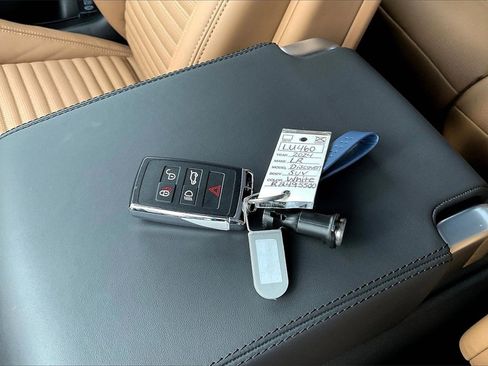 Used 2024 Land Rover Discovery Metropolitan Edition image 35