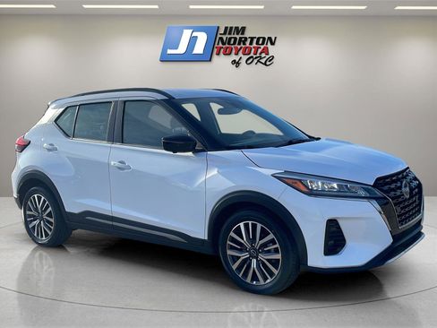 Used 2024 Nissan Kicks SR image 3