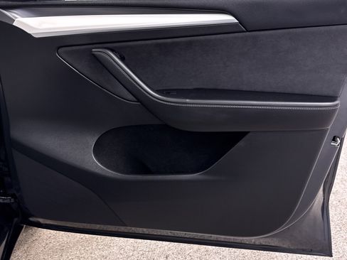 Used 2023 Tesla Model Y Long Range image 22