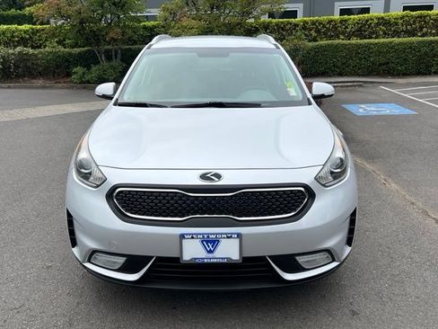 Used 2018 Kia Niro EX FWD image 2