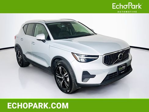 Used 2025 Volvo XC40 B5 Core image 1